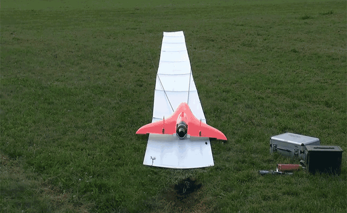 Dẹp chiếc máy bay đồ chơi của bạn đi mà xem người ta điều khiển phản lực cơ mini xé gió với tốc độ hơn 700 km/h trên bầu trời