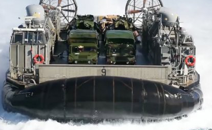 Bộ Quốc phòng Hoa Kỳ tung video cho ta thấy tàu đổ bộ đệm khí của mình "lợi hại" tới mức nào, mang được cả xe tăng lên bờ