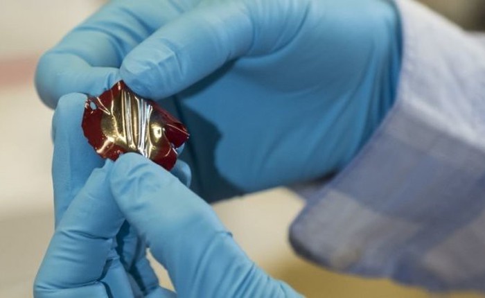 Các nhà khoa học Thụy Sỹ vừa tạo ra loại vật liệu mới siêu đàn hồi có thể phát ra điện khi kéo hoặc nén lại