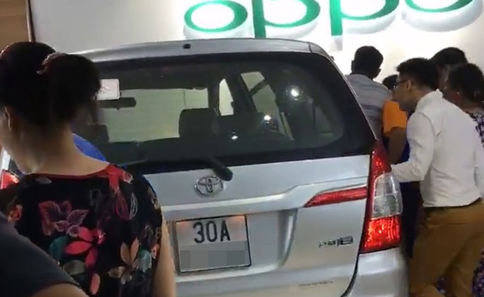 Ô tô bất ngờ lao vào cửa hàng Oppo Brand Shop tại Bắc Ninh