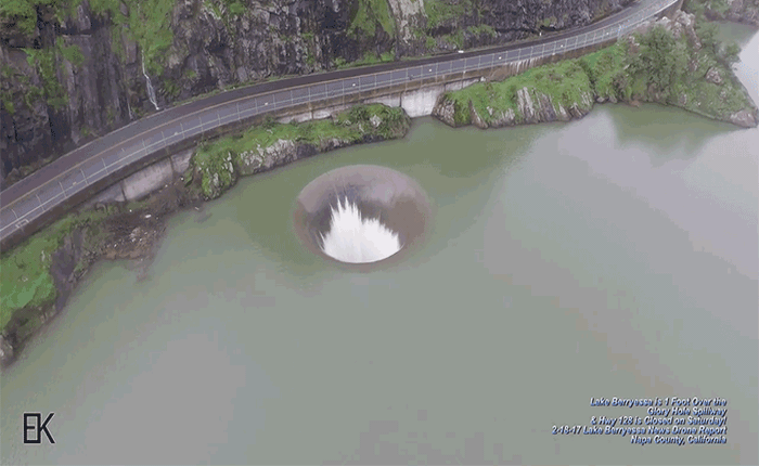 Video quay từ drone sẽ cho bạn một con đập khi đang tháo nước trông không khác gì lỗ đen vũ trụ