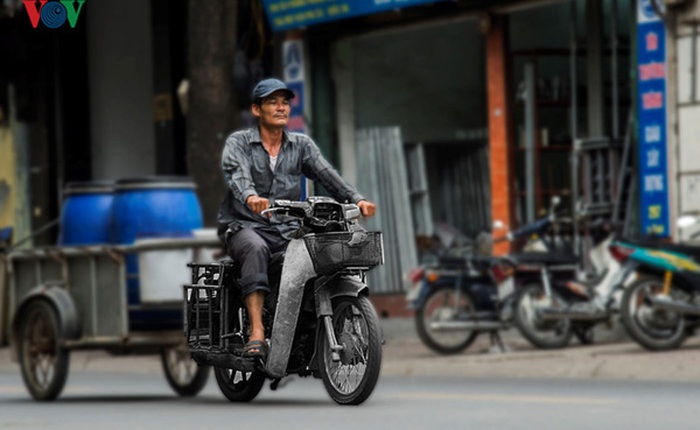 Chiếc xe máy cũ nát vẫn ‘chạy phành phạch’ và lý do bất ngờ khiến Samsung chọn xây nhà máy tại Việt Nam