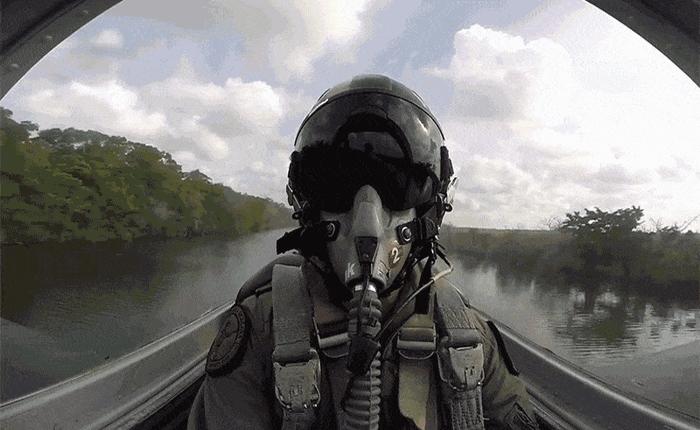 Xem đoạn video anh chàng phi công điều khiển máy bay lượn lờ trên mặt nước này xong sẽ khiến bạn mắc luôn bệnh sợ máy bay