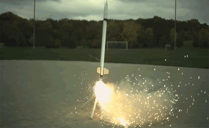 Từ một video nhạt nhẽo, sau khi quay chậm với tốc độ 28.000 fps, buổi phóng tên lửa mini này trở thành màn nghệ thuật giữa không gian