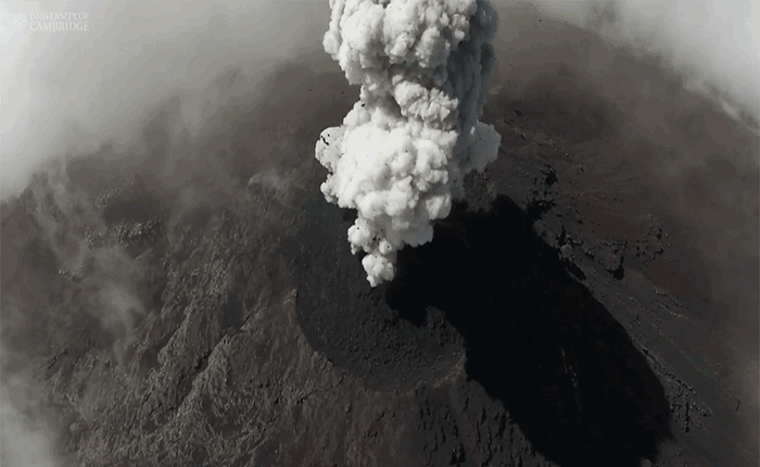 Nhờ có drone, chúng ta mới có thể xem được những cảnh phun trào núi lửa cận cảnh chưa từng được biết đến như thế này