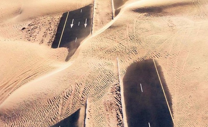 [Chùm ảnh] Dubai không chỉ có những tòa nhà cao tầng mà còn có cả những cao tốc trải đầy cát sa mạc