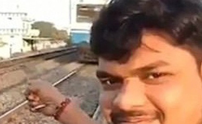 Đứng selfie ngay sát đoàn tàu đang lao ầm ầm tới, người đàn ông phải nhận kết cục đau đớn