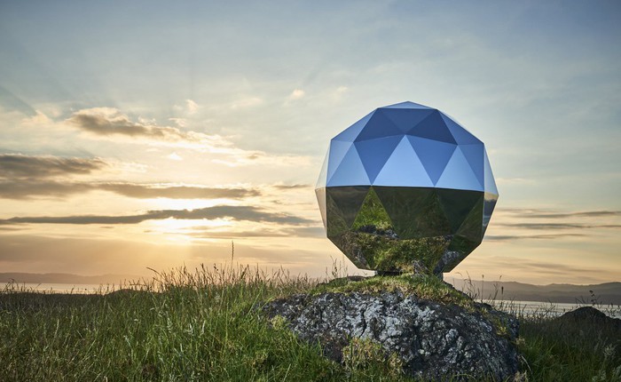 Công ty New Zealand phóng một quả cầu disco lên quỹ đạo, nhận về vô số "gạch đá" từ các giáo sư và các nhà thiên văn học