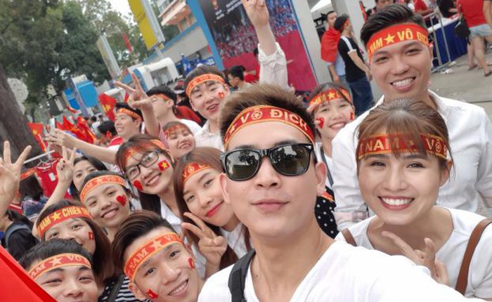 Cuồng nhiệt cổ vũ đội tuyển U23 Việt Nam qua camera selfie kép trên Galaxy A8