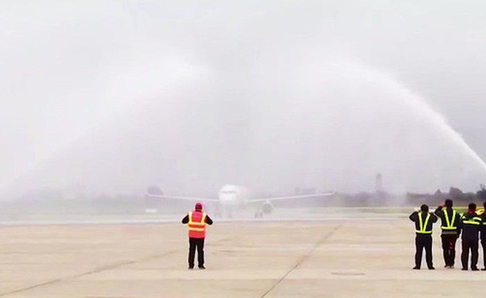 Tại sao máy bay chở U23 Việt Nam lại "bị" phun nước khi hạ cánh? Thì ra đây là lý do