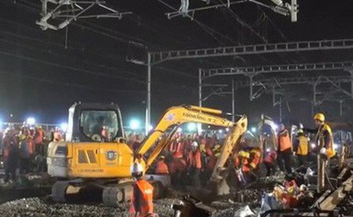 Cận cảnh cách người Trung Quốc dỡ đường ray cũ, thay đường ray mới "thần tốc" trong 1 đêm