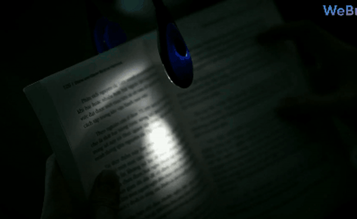 Trải nghiệm đèn kẹp mini dùng để đọc sách trong đêm: mẫu mã đẹp đấy nhưng...