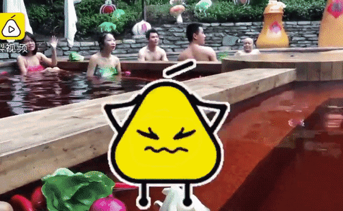 Người Trung Quốc đang kéo nhau đi tắm trong nồi lẩu, ngụp lặn cùng rau củ quả bằng nhựa