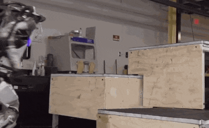 Leo cầu thang đã là gì, robot của Boston Dynamics giờ còn có thể nhảy như dân parkour chuyên nghiệp