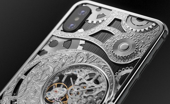 Đây là mẫu iPhone XS cực độc từ nước Nga, mang trên lưng cả một chiếc đồng hồ cơ lộ máy, giá từ 6000 USD