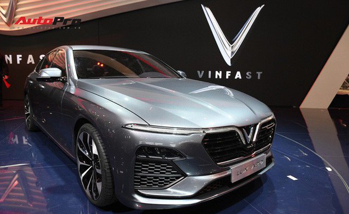 HOT: Ảnh thực tế sedan VinFast A2.0 vừa ra mắt hoành tráng tại Paris Motor Show 2018