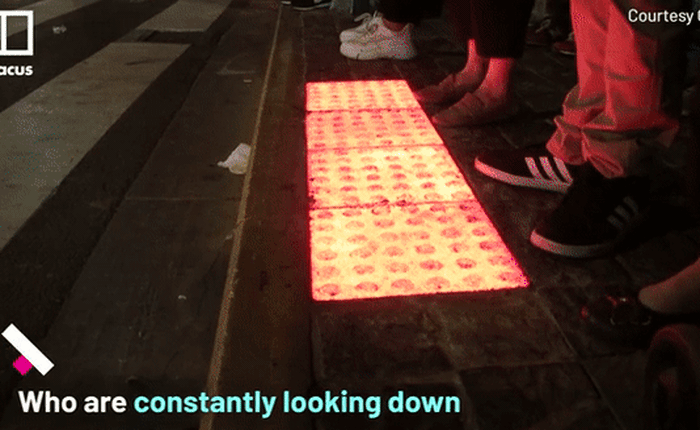 Trung Quốc lắp đèn giao thông dưới mặt đường để người đi bộ nghiện smartphone đỡ phải làm lại răng