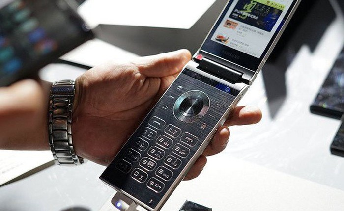 Lộ ảnh điện thoại vỏ sò Samsung W2019 sắp ra mắt: Thiết kế không đổi, camera kép và cấu hình mạnh hơn