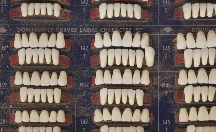 Góc kinh dị: Một đội thợ hồ ở Mỹ vừa tìm thấy khoảng 1000 chiếc răng người giấu trong tường