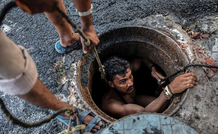 Xem chùm ảnh công nhân ngụp lặn trong những ống cống hôi thối ở Ấn Độ, ta thấy mình còn may mắn chán!