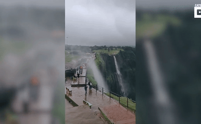 Ấn Độ: Gió cực mạnh khiến thác nước cao 121m... chảy ngược lên trời