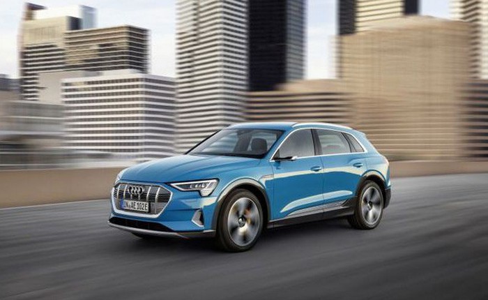 Mẫu SUV Audi E-tron chạy điện sẽ dùng màn hình OLED của Samsung làm gương chiếu hậu