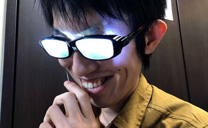 Chàng trai Nhật Bản tự chế kính mắt phát sáng, đeo vào trông chẳng khác gì nhân vật bước ra từ hoạt hình