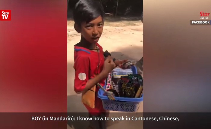 Choáng váng với khả năng giao tiếp bằng 11 thứ tiếng của cậu bé bán hàng rong ở Campuchia