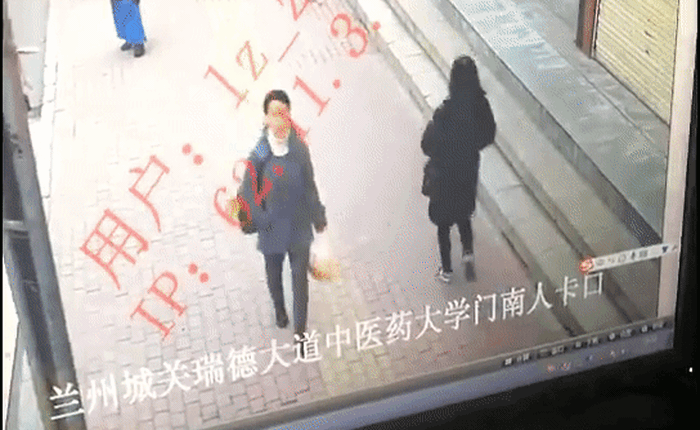 Video gây sốc trên Weibo: Đang đi dạo trên vỉa hè, cô gái bất ngờ bị sụt xuống hố tử thần
