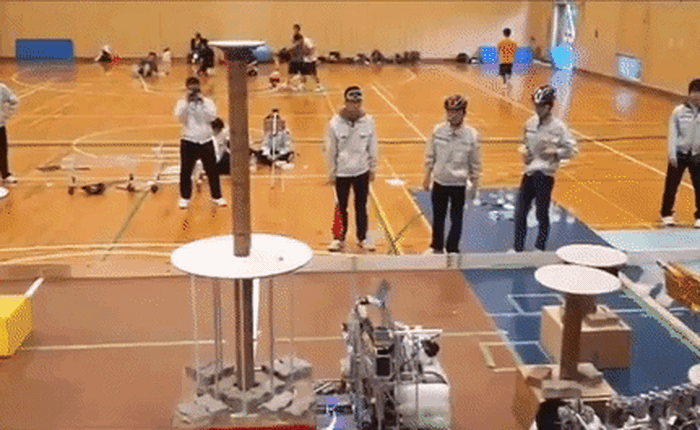 Trong khi bạn làm mãi không xong thì robot do học sinh Nhật chế tạo đã chinh phục được trò "lật chai nước" rồi đây này