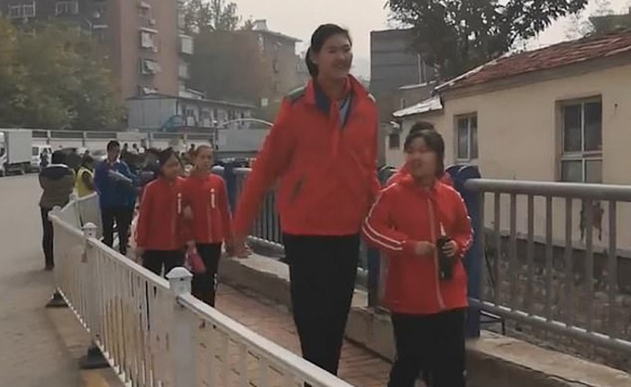 Hậu duệ của Yao Ming: Cô bé 11 tuổi đã cao 2 mét gây sốt MXH Trung Quốc