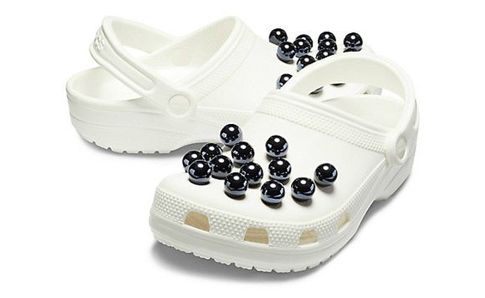 Muốn khẳng định tình yêu với sữa tươi trân châu đường đen, hãy mua đôi Crocs này!