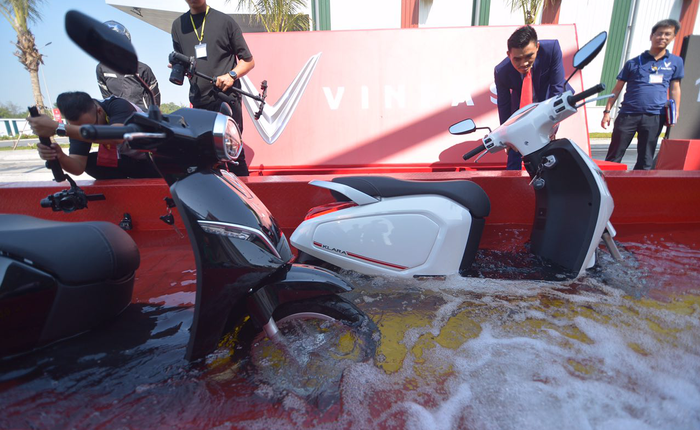 Ác mộng xe máy mùa ngập nước? Dĩ vãng rồi, cứ nhìn xe máy điện Vinfast lội nước dễ như bỡn đây này