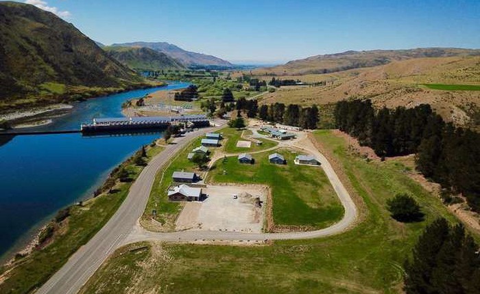 Bạn có thể mua lại cả ngôi làng ở New Zealand với giá 41,8 tỷ để đưa tất cả anh em đến ở cùng cho vui