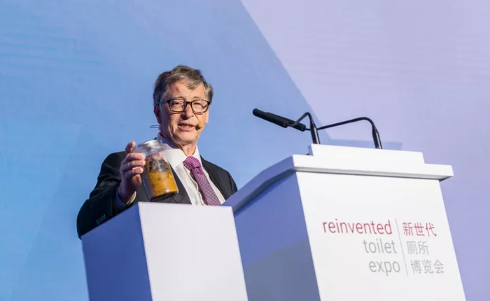 [Vietsub] Bill Gates cầm lọ phân người lên sân khấu thuyết trình về bệ xí tương lai