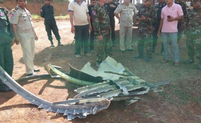 Nhiều mảnh vỡ kim loại bất ngờ rơi xuống ngôi làng ở Campuchia, người dân tá hỏa cho rằng chúng là tàu của người ngoài hành tinh