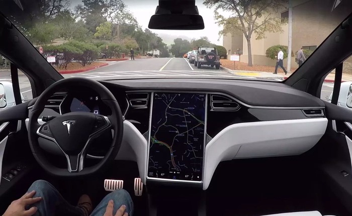 Bản thân Elon Musk tự tin tuyệt đối vào khả năng tự lái của xe Tesla, không có nghĩa tài xế nên làm vậy
