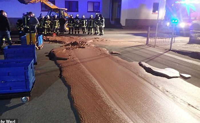 Đức: Cả tấn chocolate tràn ra đường sau khi nhà máy sản xuất bị vỡ bể chứa