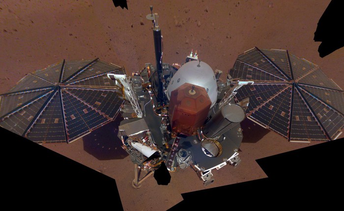 Như teen girl mới lớn, trạm thăm dò InSight chụp ảnh selfie, gửi ảnh check-in về cho NASA