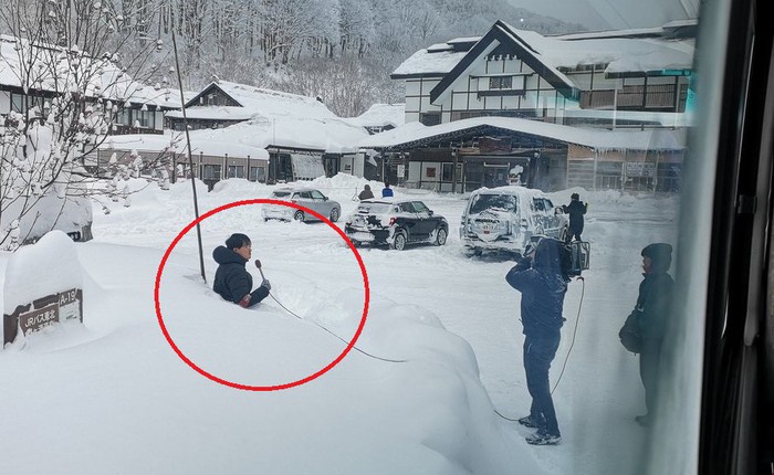 Bày trò lừa người xem rằng tuyết đã dày đến thắt lưng, nhà đài NHK của Nhật bị Internet chê cười