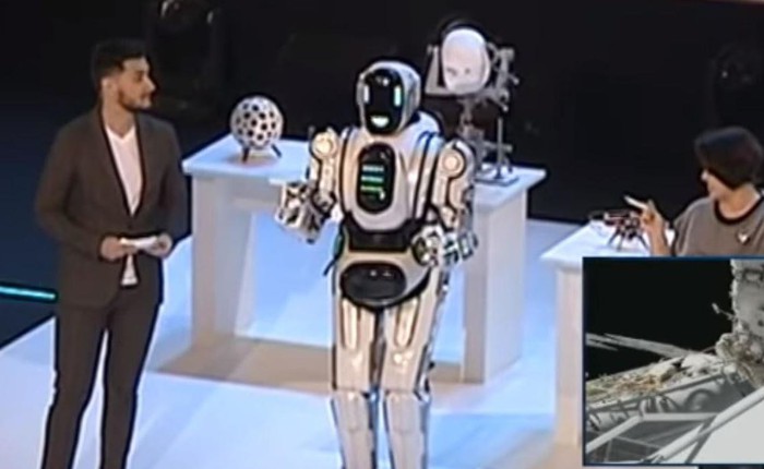 Robot hiện đại nhất của Nga hóa ra là một bộ giáp có người điều khiển bên trong