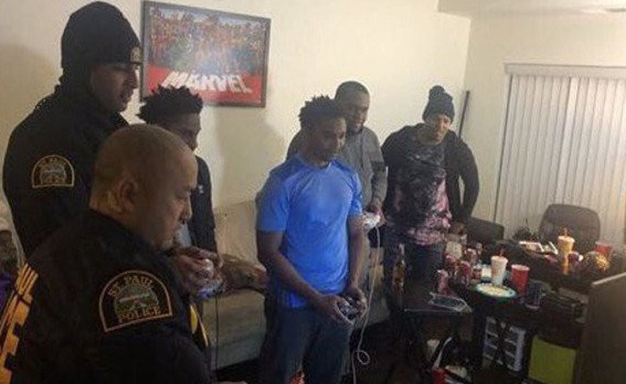 Bị hàng xóm trình báo vì gây tiếng ồn, nhóm thanh niên Mỹ được cảnh sát hỏi thăm rồi chơi game luôn với nhau