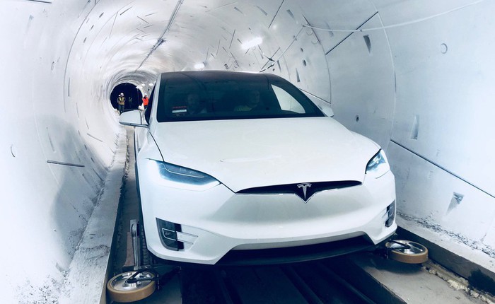 Elon Musk ra mắt đường hầm đầu tiên của Công ty Nhàm chán, đích thân ông ngồi xe Tesla đi thử