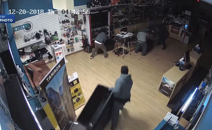 Góc siêu trộm: 4 kẻ đột nhập cửa hàng và lấy đi lô máy ảnh trị giá 50.000 USD chỉ trong 53 giây!