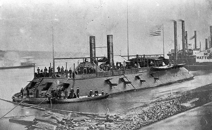 Tàu chiến Mỹ đầu tiên bị đánh đắm bởi một chiếc bình thủy tinh 19 lít