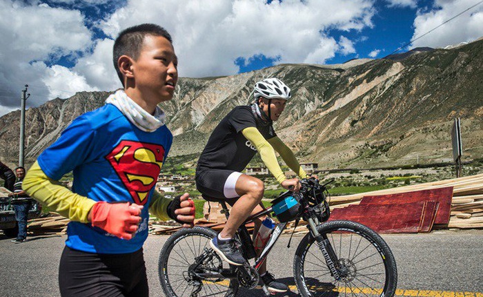 Ông bố "của năm", quyết rủ cậu con trai cùng đạp xe hơn 2000km để thử thách lòng kiên trì