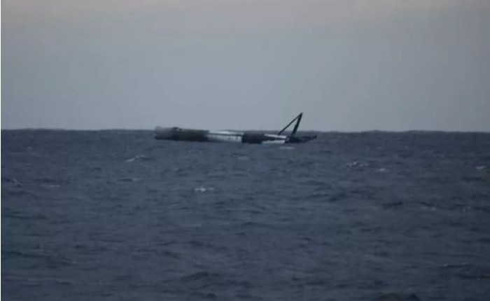 Tên lửa Falcon 9 của SpaceX bất ngờ sống sót nguyên vẹn sau khi lao thẳng xuống Đại Tây Dương