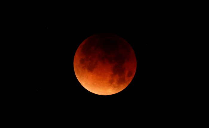 Xem lại những hình ảnh của hiện tượng “siêu trăng xanh máu” trên toàn thế giới vừa diễn ra tối qua