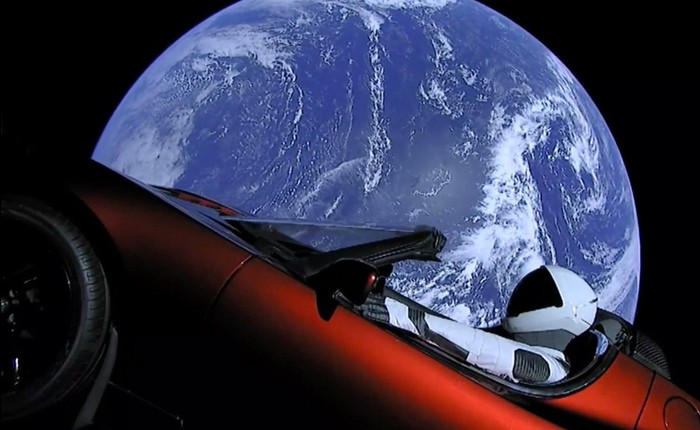 Tesla và SpaceX đã bắt đầu sáp nhập lại với nhau như thế nào sau vụ phóng siêu xe Roadster của tên lửa Falcon Heavy