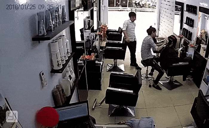 [Video] iPhone 6s nổ tung khi đang sạc tại salon làm tóc tại Hà Nội